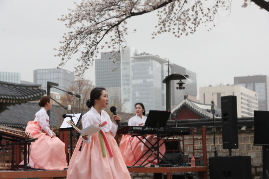 6일 오후 서울 종로구 경복궁에서 수정전을 배경으로 '고궁 음악회'가 열리고 있다. 문화재청과 한국문화재재단이 개최하는 '고궁 음악회'는 경복궁, 창경궁, 덕수궁, 국립고궁박물관에서 고궁별 특색을 살린 공연을 선보인다.